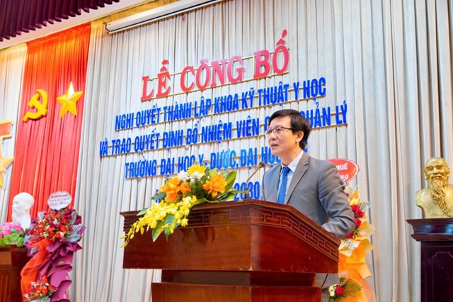 TS. Nguyễn Văn H&ugrave;ng - Thư k&yacute; Hội đồng trường c&ocirc;ng bố Nghị quyết th&agrave;nh lập Khoa Kỹ thuật Y học