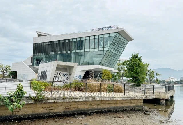 Bấn du thuyền&nbsp;nằm ở ph&iacute;a Nam cảng s&ocirc;ng H&agrave;n, tr&ecirc;n đường Bạch Đằng, phường Hải Ch&acirc;u- nơi được xem l&agrave; &ldquo;đất v&agrave;ng&rdquo; ven s&ocirc;ng, c&oacute; tiềm năng ph&aacute;t triển du lịch v&agrave; dịch vụ.