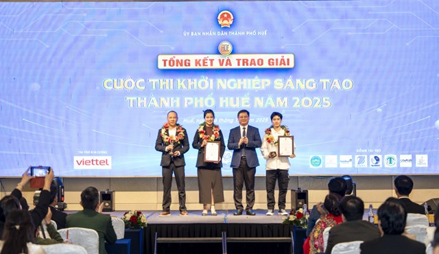 Ph&oacute; Chủ tịch Thường trực UBND th&agrave;nh phố Huế Nguyễn Thanh B&igrave;nh trao giải Nh&igrave; cuộc thi Khởi nghiệp s&aacute;ng tạo th&agrave;nh phố Huế 2025 cho 2 dự &aacute;n