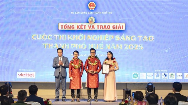 Chủ tịch UBND th&agrave;nh phố Huế Nguyễn Khắc To&agrave;n trao giải Nhất cuộc thi cho nh&oacute;m t&aacute;c giả dự &aacute;n Bảo tồn gi&aacute; trị t&agrave;i nguy&ecirc;n bản địa v&agrave; n&acirc;ng tầm sinh kế bền vững từ c&acirc;y ch&egrave; xứ Huế