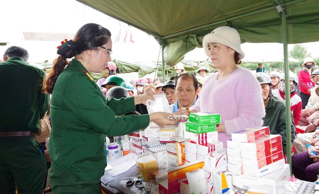 C&aacute;c y, b&aacute;c sỹ&nbsp;Bệnh viện Qu&acirc;n y 175 cấp thuốc miễn ph&iacute; cho người d&acirc;n.