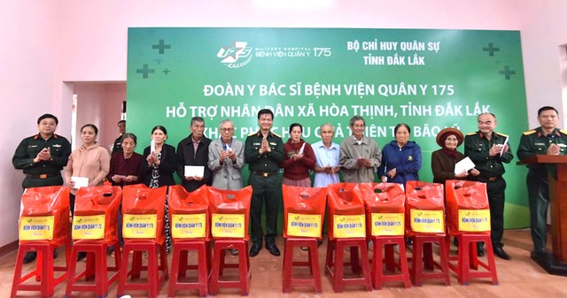 L&atilde;nh đạo&nbsp;đo&agrave;n c&ocirc;ng t&aacute;c Bệnh viện Qu&acirc;n y 175 tặng qu&agrave; cho người d&acirc;n v&ugrave;ng lũ.