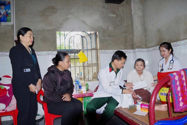 Những người l&#237;nh qu&#226;n y g&#243;p sức hồi sinh v&#249;ng lũ - Ảnh 1