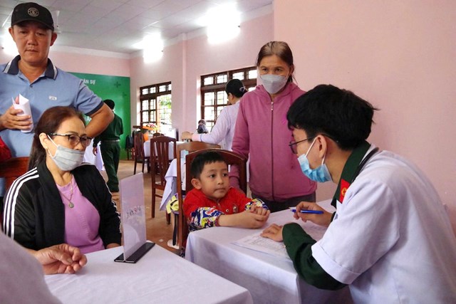 Y b&aacute;c sỹ đo&agrave;n c&ocirc;ng t&aacute;c kh&aacute;m bệnh cho người d&acirc;n.