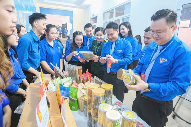 L&atilde;nh đạo Th&agrave;nh đo&agrave;n v&agrave; c&aacute;c bạn trẻ tham quan gian h&agrave;ng OCOP của tuổi trẻ địa phương.