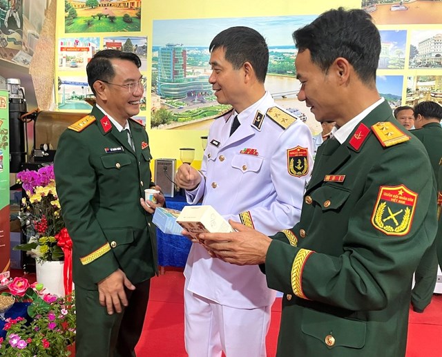 C&aacute;c đại biểu tham quan gian h&agrave;ng "C&agrave; ph&ecirc; 15".