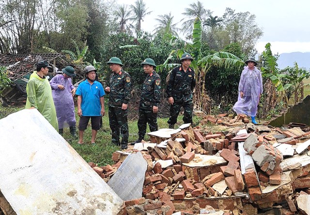 Thượng t&aacute; L&ecirc; Trung Th&agrave;nh- Gi&aacute;m đốc C&ocirc;ng ty C&agrave; ph&ecirc; 15 trực tiếp đến từng khu d&acirc;n cư thuộc&nbsp;th&ocirc;n Mỹ Điền- x&atilde; H&ograve;a Thịnh để t&igrave;m hiểu, gặp gỡ người d&acirc;n c&oacute; nh&agrave; bị lũ cuốn tr&ocirc;i.