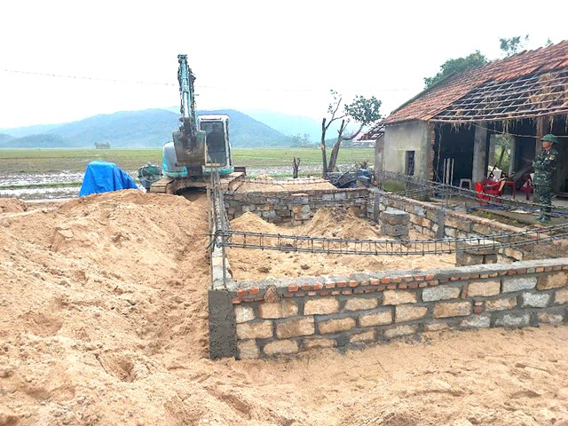 Theo thiết kế, c&aacute;c ng&ocirc;i nh&agrave; được C&ocirc;ng ty c&agrave; ph&ecirc; 15 thi c&ocirc;ng phần tường theo ti&ecirc;u ch&iacute; &ldquo;3 cứng&rdquo; với phương ch&acirc;m tường, m&aacute;i v&agrave; nền đều vững chắc, đủ chống chọi mưa lũ.