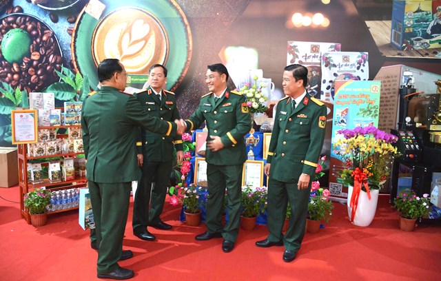 Thượng t&aacute; L&ecirc; Trung Th&agrave;nh, Gi&aacute;m đốc C&ocirc;ng ty TNHH MTV C&agrave; ph&ecirc; 15 đ&oacute;n tiếp c&aacute;c thủ trưởng, l&atilde;nh đạo Quan khu 5 v&agrave; Qu&acirc;n khu 9 đến thăm gian h&agrave;ng của đơn vị.