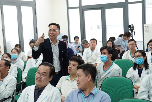 Tại phi&ecirc;n đầu ti&ecirc;n s&aacute;ng ng&agrave;y 8/12,&nbsp;tiến sĩ t&acirc;m l&iacute; Nguyễn Ho&agrave;ng Khắc Hiếu, Viện trưởng Viện Nghi&ecirc;n cứu v&agrave; đ&agrave;o tạo kỹ năng mềm Young Lion, Trưởng khoa T&acirc;m l&iacute; học Đại học Đ&ocirc;ng &Aacute; trực tiếp chia sẻ v&agrave; dẫn dắt nội dung chuy&ecirc;n đề đến c&aacute;c &yacute; b&aacute;c sĩ hệ thống Bện viện Ho&agrave;n Mỹ.