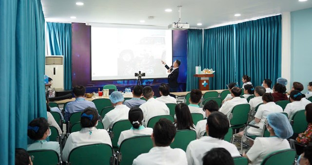 h&ocirc;ng qua chương tr&igrave;nh, c&aacute;c y b&aacute;c sĩ c&oacute; th&ecirc;m kỹ năng nhận diện cảm x&uacute;c c&aacute; nh&acirc;n, điều chỉnh phản ứng ph&ugrave; hợp v&agrave; giữ được sự b&igrave;nh tĩnh, t&iacute;ch cực khi phải đối diện với &aacute;p lực đặc th&ugrave; trong nghề.