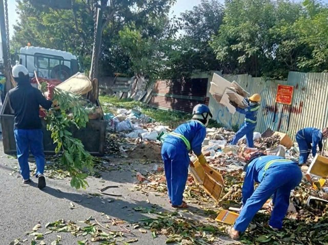 Sơn Tr&agrave; ra qu&acirc;n tổng dọn vệ sinh tại nhiều "điểm đen" về r&aacute;c tr&ecirc;n địa b&agrave;n phường.