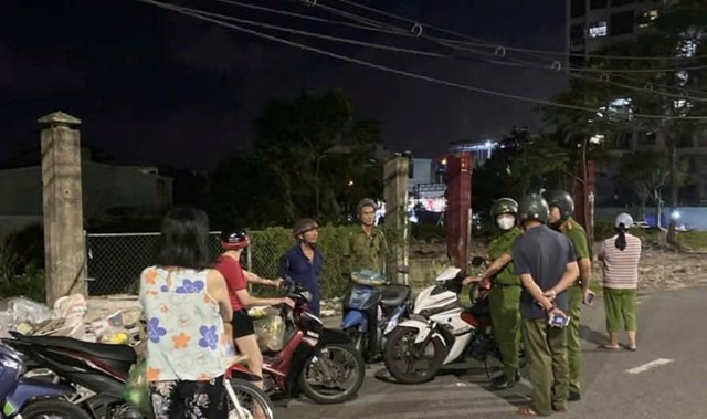 C&aacute;c lực lượng chức năng ng&agrave;y đ&ecirc;m theo d&otilde;i, mật phục để xử l&yacute; c&aacute;c h&agrave;nh vi l&eacute;n l&uacute;t đổ r&aacute;c g&acirc;y &ocirc; nhiễm m&ocirc;i trường.