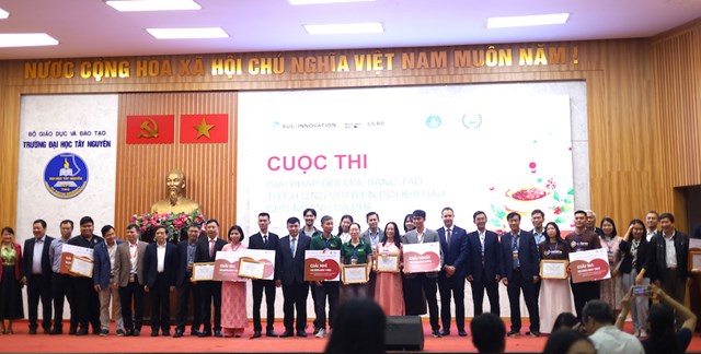 C&aacute;c đội đạt giải được t&ocirc;n vinh tại cuộc thi.