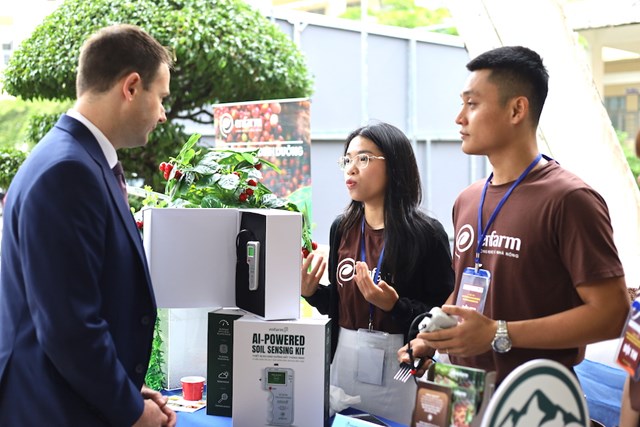 C&aacute;c đối t&aacute;c nước ngo&agrave;i t&igrave;m hiểu c&aacute;c thương hiệu c&agrave; ph&ecirc; Việt Nam tại sự kiện.