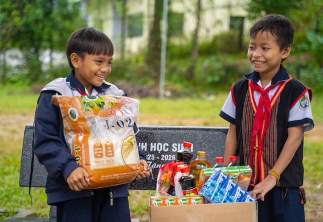 Gần 200 triệu đồng hỗ trợ học sinh v&#224; người d&#226;n v&#249;ng cao Tr&#224; Gi&#225;p - Ảnh 1