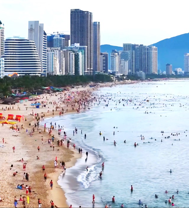 Người d&acirc;n cũng sẽ được hưởng lợi từ c&aacute;c dịch vụ t&agrave;i ch&iacute;nh số hiện đại, thanh to&aacute;n th&ocirc;ng minh, an to&agrave;n v&agrave; tiện &iacute;ch hơn. Điều đ&oacute; xứng tầm với một th&agrave;nh phố với du lịch- dịch vụ l&agrave; một trong những hướng ph&aacute;t triển cơ bản.