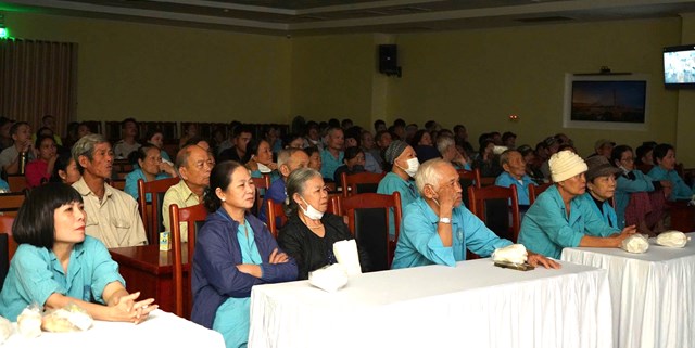 Mưa Đỏ cũng thu h&uacute;t sự quan t&acirc;m của giới trẻ, trong đ&oacute; c&oacute; c&aacute;c y, b&aacute;c sĩ, dược sĩ, hộ l&yacute; trẻ tại Bệnh viện Đ&agrave; Nẵng&nbsp;(ảnh: Cồng TTĐT TP Đ&agrave; Nẵng).