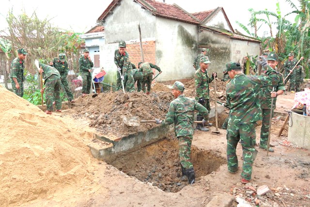 C&aacute;c lưc lượng thuộc Qu&acirc;n khu 5 khẩn trương x&acirc;y lại nh&agrave; cho người d&acirc;n v&ugrave;ng lũ.