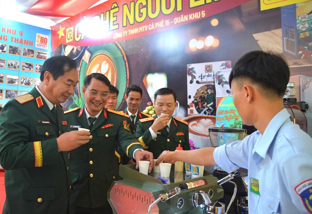 C&aacute;c đại biểu tham quan gian trưng b&agrave;y v&agrave; thưởng thức sản phẩm &ldquo;C&agrave; ph&ecirc; người l&iacute;nh&rdquo; của C&ocirc;ng ty TNHH MTV C&agrave; ph&ecirc; 15.