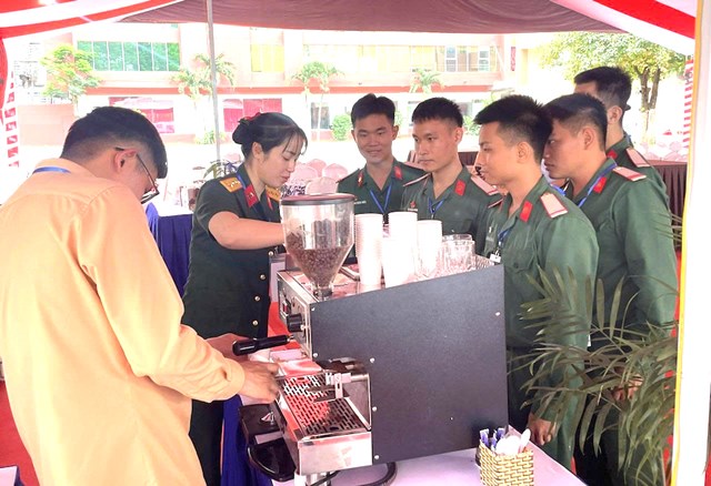 Kh&ocirc;ng ph&ocirc; trương h&igrave;nh thức, kh&ocirc;ng chạy theo c&aacute;c chi&ecirc;u thức quảng b&aacute; thường thấy, gian h&agrave;ng của C&ocirc;ng ty C&agrave; ph&ecirc; 15 giới thiệu một c&acirc;u chuyện ph&aacute;t triển thương hiệu gắn với v&ugrave;ng nguy&ecirc;n liệu T&acirc;y Nguy&ecirc;n v&agrave; c&aacute;ch l&agrave;m n&ocirc;ng nghiệp mang dấu ấn kỷ luật qu&acirc;n đội, đ&atilde; thu h&uacute;t sự quan t&acirc;m của nhiều người.