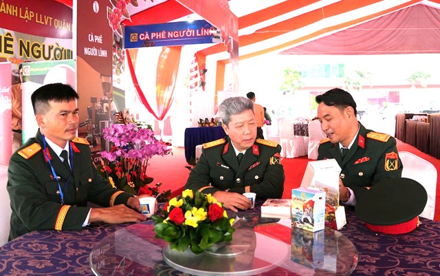 Thượng t&aacute; L&ecirc; Trung Th&agrave;nh, Gi&aacute;m đốc C&ocirc;ng ty TNHH MTV C&agrave; ph&ecirc; 15 giới thiệu về sản phẩm của đơn vị.