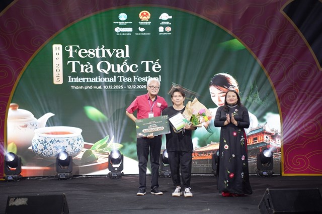 Ban tổ chức trao giải Nhất cuộc thi Teatender - pha chế tr&agrave; hiện đại cho th&iacute; sinh