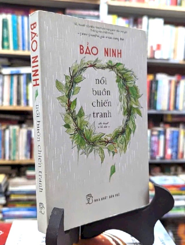 &ldquo;Nỗi buồn chiến tranh&rdquo; của Bảo Ninh l&agrave; một trong số rất &iacute;t t&aacute;c phẩm văn học Việt Nam sau 1975 kh&ocirc;ng ngừng được đọc lại, tranh luận lại v&agrave; mỗi lần trở lại đều khơi dậy những tầng cảm x&uacute;c mới.