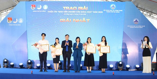 Ban tổ chức trao giải Nhất cuộc thi &ldquo;Sinh vi&ecirc;n nghi&ecirc;n cứu khoa học&rdquo; năm 2025.