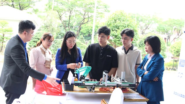 Đại biểu tham quan&nbsp;khu trưng b&agrave;y sản phẩm khởi nghiệp, đề t&agrave;i nghi&ecirc;n cứu khoa học đạt giải cao v&agrave; c&aacute;c gian h&agrave;ng sản phẩm OCOP.&nbsp;