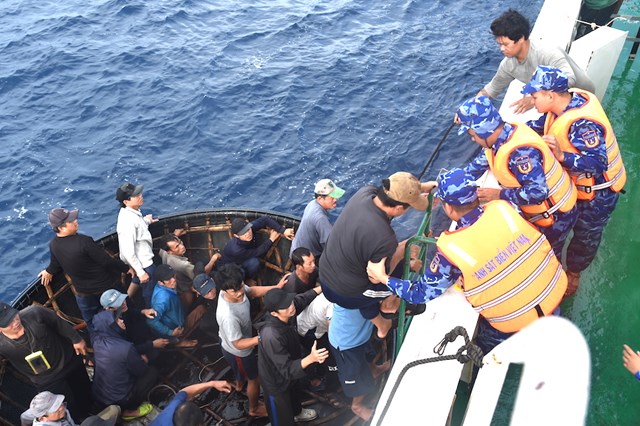 T&agrave;u 364 tiến h&agrave;nh tiếp nhận to&agrave;n bộ 52 thuyền vi&ecirc;n gặp nạn để đưa&nbsp;về đảo Song Tử T&acirc;y để tiếp tục chăm s&oacute;c, hỗ trợ&nbsp;(ảnh: V&ugrave;ng CSB2 cung cấp).