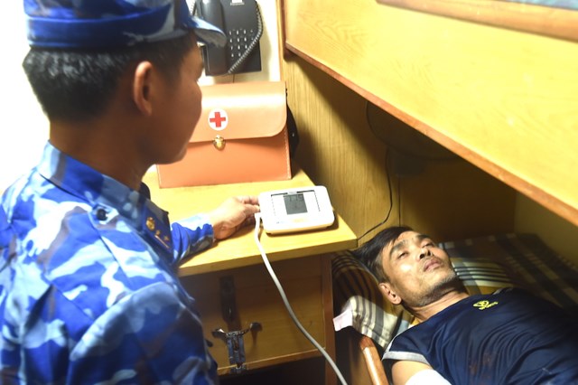 Qua kiểm tra y tế ban đầu, sức khỏe của c&aacute;c ngư d&acirc;n đều ổn định, tinh thần dần hồi phục (ảnh: V&ugrave;ng CSB2 cung cấp).