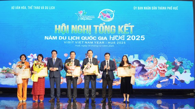 Bộ trưởng Bộ VH,TT&amp;DL trao tặng Bằng khen cho c&aacute;c c&aacute; nh&acirc;n c&oacute; th&agrave;nh t&iacute;ch trong c&ocirc;ng t&aacute;c tham mưu, tổ chức, thực hiện Năm DLQG &ndash; Huế 2025.