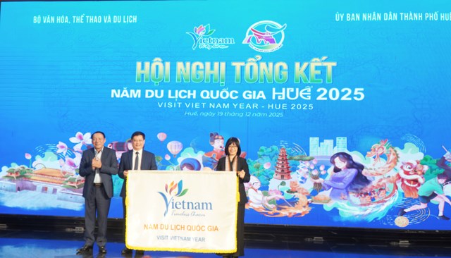 Tại hội nghị, th&agrave;nh phố Huế đ&atilde; trao cờ lu&acirc;n phi&ecirc;n tổ chức &ldquo;Năm Du lịch Quốc gia&rdquo; cho tỉnh Gia Lai, địa phương đăng cai Năm Du lịch quốc gia 2026