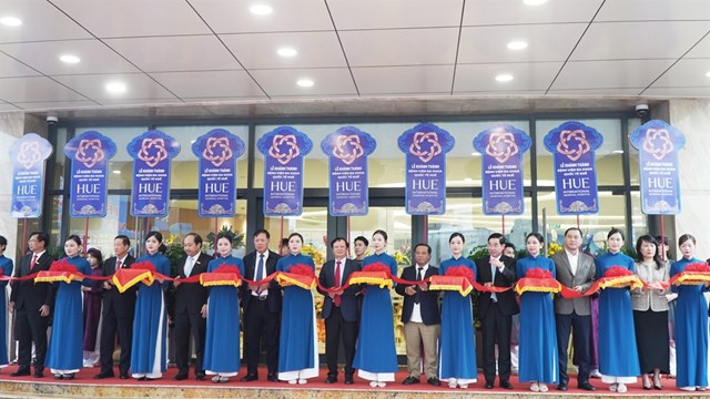 Nghi thức cắt băng kh&aacute;nh th&agrave;nh&nbsp;Bệnh viện Đa khoa Quốc tế Huế
