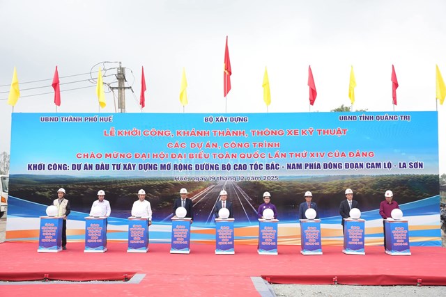 C&aacute;c đại biểu thực hiện nghi thức khởi c&ocirc;ng Dự &aacute;n