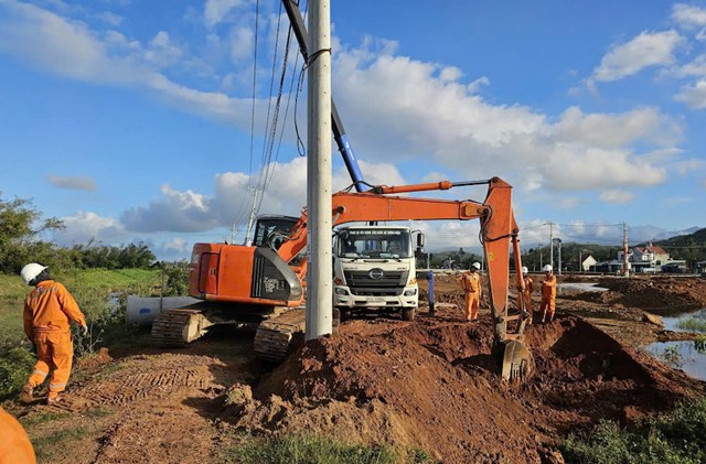 C&ocirc;ng ty Điện lực Gia Lai đang tiếp tục r&agrave; so&aacute;t, đ&aacute;nh gi&aacute; lại khả năng chịu đựng của hệ thống lưới điện trước c&aacute;c hiện tượng thời tiết cực đoan, l&agrave;m cơ sở cho việc đầu tư, gia cố trong thời gian tới.