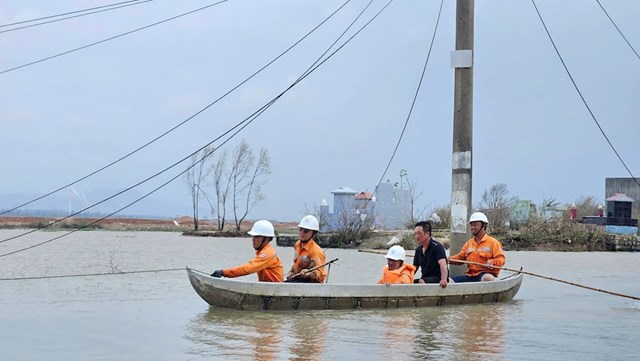 Sử dụng mọi phương tiện để t&aacute;i thiết lưới điện tại Gia Lai sau mưa lũ.