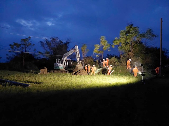 Huy động lực lượng khôi phục lưới điện Gia Lai sau bão số 13 - Ảnh 1