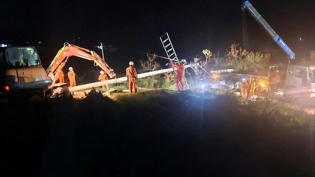 Xuy&ecirc;n đ&ecirc;m khắc phục lưới điện của c&ocirc;ng nh&acirc;n điện lực Gia Lai.