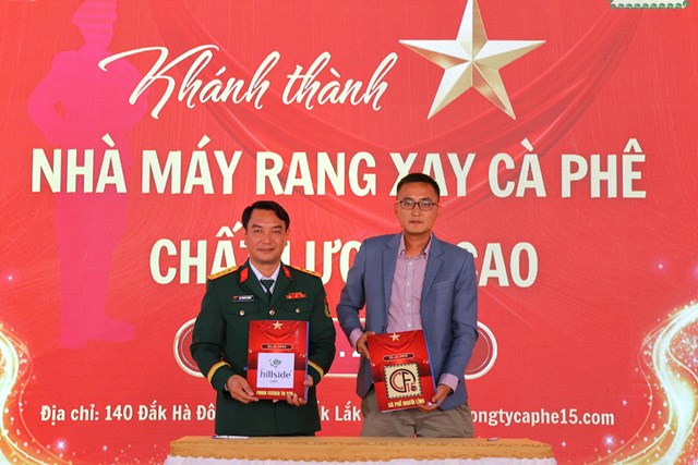 K&yacute; kết hơp t&aacute;c với đối t&aacute;c của C&ocirc;ng ty c&agrave; ph&ecirc; 15 tại lễ kh&aacute;nh th&agrave;nh.