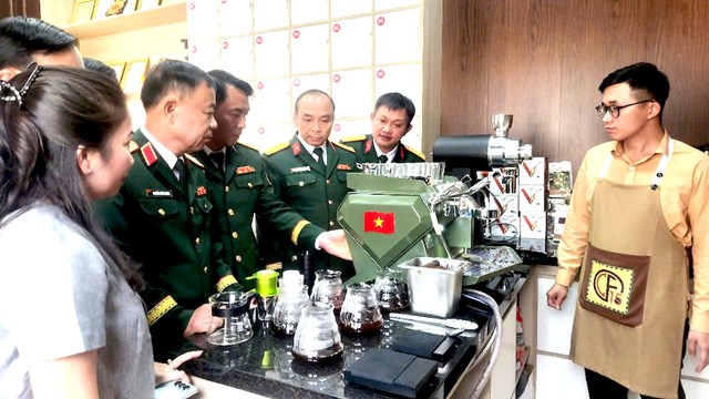 C&aacute;c đại biểu tham quan, nghe l&atilde;nh đọa C&ocirc;ng ty C&agrave; ph&ecirc; 15 giới thiệu hệ thống m&aacute;y pha chế c&agrave; ph&ecirc; mới của C&ocirc;ng ty.