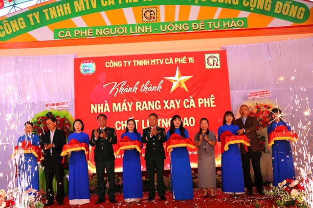 Nghi thức cắt băng kh&aacute;nh th&agrave;nh&nbsp;Nh&agrave; m&aacute;y rang xay c&agrave; ph&ecirc; chất lượng cao của C&ocirc;ng ty C&agrave; ph&ecirc; 15.