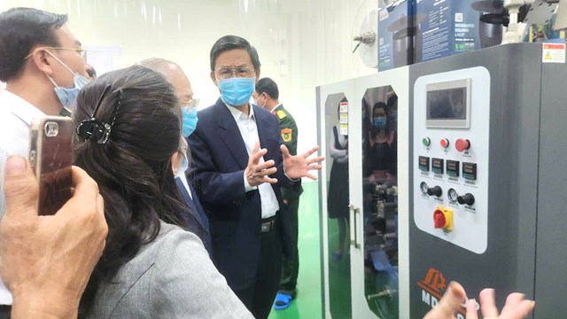 Đại biểu tham qua khu vực nh&agrave; m&aacute;y chế biến c&agrave; ph&ecirc; cả C&ocirc;ng ty c&agrave; ph&ecirc; 15.