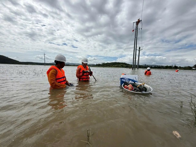 Ng&acirc;n m&igrave;nh trong nước để sớm kh&ocirc;i phục lưới điện của c&ocirc;ng nh&acirc;n điện lực Gia Lai.