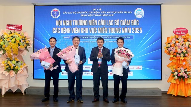 Bệnh viện Trung ương Huế tổ chức vinh danh ba t&acirc;n Ph&oacute; Gi&aacute;o sư năm 2025 l&agrave; c&aacute;c c&aacute;n bộ, giảng vi&ecirc;n, b&aacute;c sĩ đang c&ocirc;ng t&aacute;c tại bệnh viện