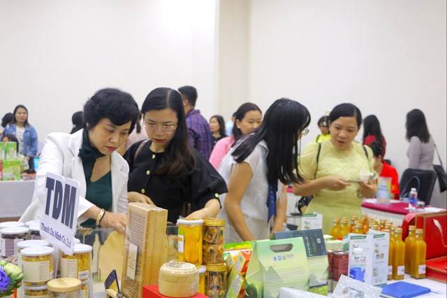 C&aacute;c chủ thể OCOP, sản phẩm c&ocirc;ng nghiệp n&ocirc;ng th&ocirc;n ti&ecirc;u biểu Đ&agrave; Nẵng đang kết nối giao thương tại một sự kiện. Ảnh: VĂN HO&Agrave;NG.