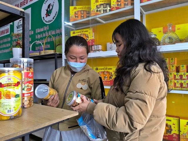 C&aacute;c sản phẩm OCOP đang được người ti&ecirc;u d&ugrave;ng lựa chọn v&igrave; chất lượng tốt. Ảnh: Đ&Ocirc;NG Y&Ecirc;N.