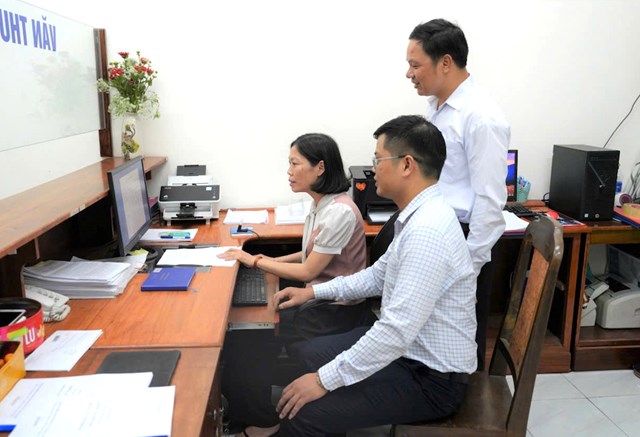 Sau s&aacute;p nhập, c&aacute;n bộ cơ sở x&atilde;, phường, nhất l&agrave; tại c&aacute;c địa b&agrave;n v&ugrave;ng s&acirc;u, v&ugrave;ng xa, v&ugrave;ng đồng b&agrave;o d&acirc;n tộc thiểu số, t&igrave;nh trạng thiếu c&aacute;n bộ, c&aacute;n bộ thiếu đồng đều l&agrave; một trong những điểm nghẽn, kh&oacute; khăn để bộ m&aacute;y ch&iacute;nh quyền địa phương hai cấp hoạt động hiệu quả.