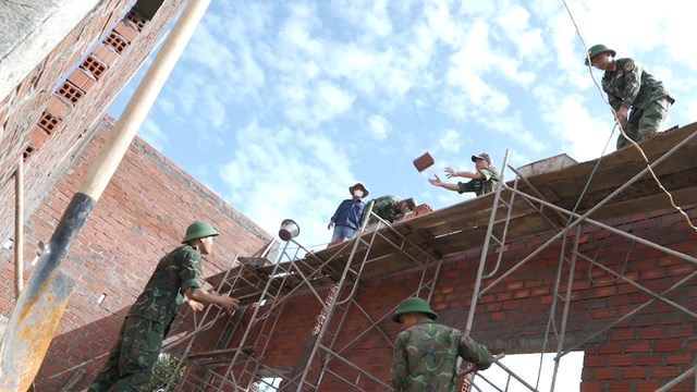 D&ugrave; đang l&agrave; ng&agrave;y truyền thống của Qu&acirc;n đội Nh&acirc;n d&acirc;n Việt Nam (22/12), song c&aacute;c c&aacute;n bộ, chiến sỹ thuộc cấc lực lượng vũ trang tỉnh Gia Lai vẫn tạm "kh&ocirc;ng nhớ" để tập trung v&agrave;o "Chiến dịch Quang Trung", nhanh ch&oacute;ng x&acirc;y dựng v&agrave; ho&agrave;n thiện nh&agrave; ở cho người d&acirc;n mất nh&agrave; do mưa lũ g&acirc;y ra.